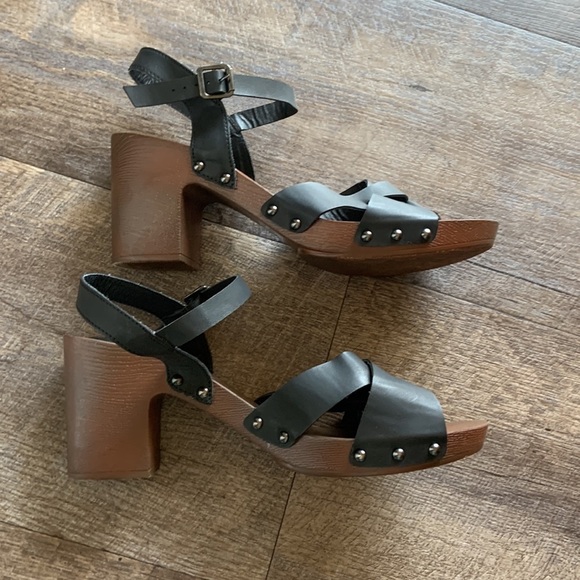 Maurices Faux Wood Heeled‎ Sandals Studded Block Heel Black Leather - Picture 1 of 10